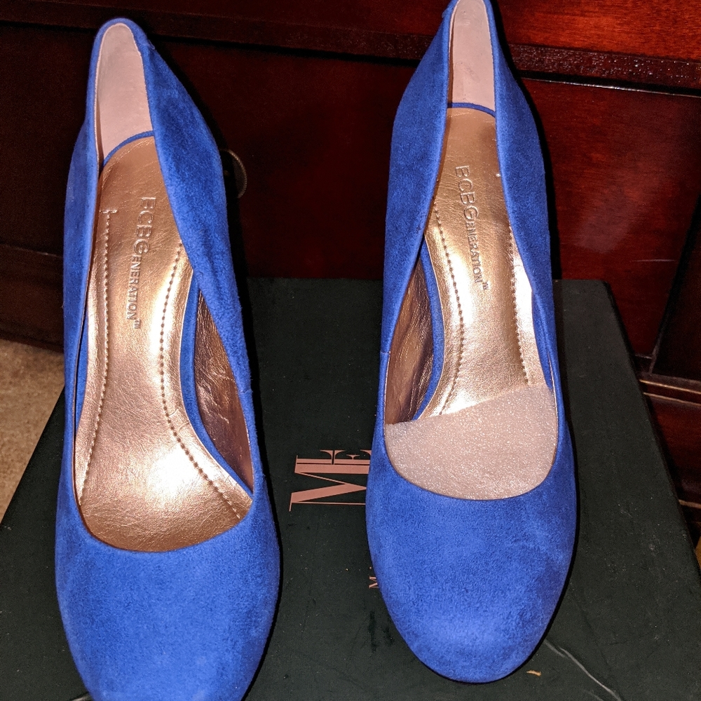 New nvr worn BCBG blue platform heels